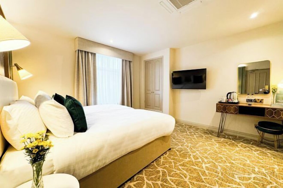 In-room safe, desk, iron/ironing board, WiFi (free)
