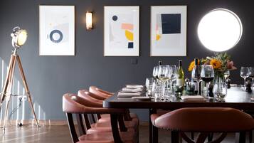 2 restaurants, breakfast served