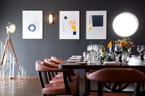 2 restaurants, breakfast served