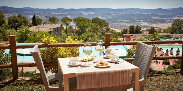 Se sirven desayunos; con vista a la alberca
