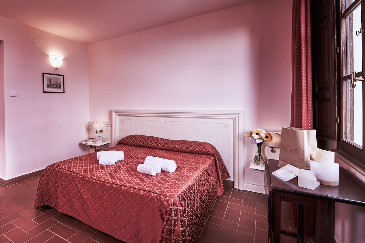 Suite – junior | Minibar, safe på rommet, skrivebord og blendingsgardiner