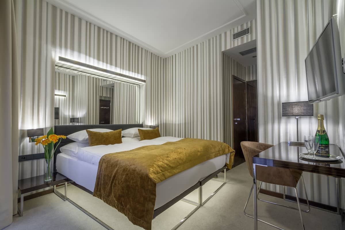 Tempat tidur Select Comfort, minibar, brankas, dan meja kerja