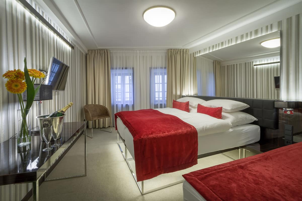 Kamar Triple Standar | Tempat tidur Select Comfort, minibar, brankas, dan meja kerja