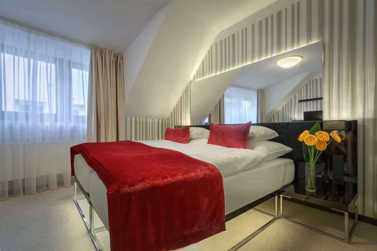 Kamar Double Standar | Tempat tidur Select Comfort, minibar, brankas, dan meja kerja