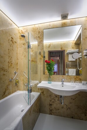 Standard Double Room | Bathroom