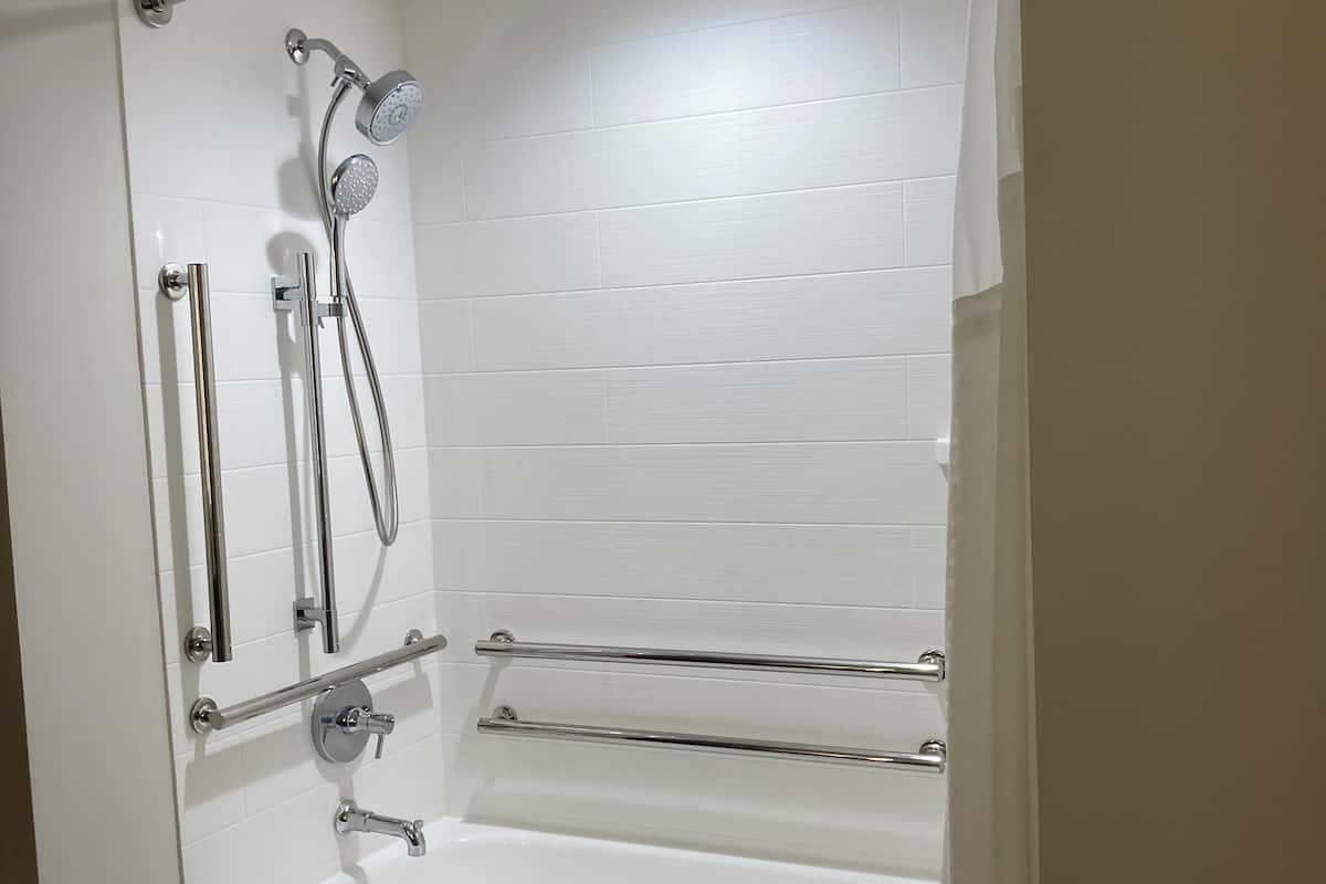 Combined shower/tub, free toiletries, hair dryer, towels