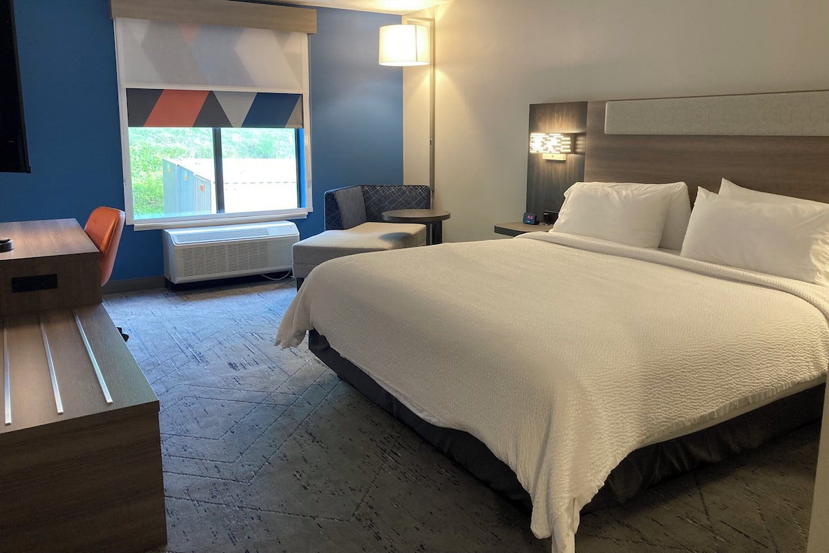 Standard Room, 1 King Bed | In-room safe, desk, laptop workspace, blackout curtains