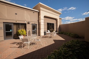 Terrace/patio - Hampton Inn Oneonta (Oneonta)