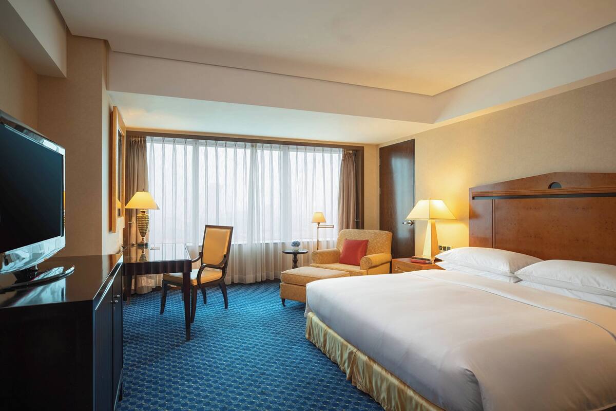 Bộ đồ giường cao cấp, minibar, két bảo mật tại phòng, bàn 