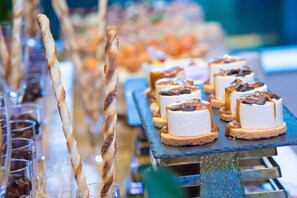 بوفيه فطور يوميًا بتكلفة قدرها (172 CNY للشخص)