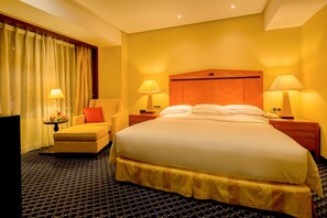 Suíte júnior, 1 quarto | Roupas de cama premium, frigobar, cofres nos quartos, escrivaninha