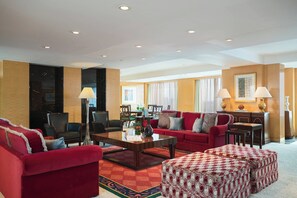 Roupas de cama premium, frigobar, cofres nos quartos, escrivaninha