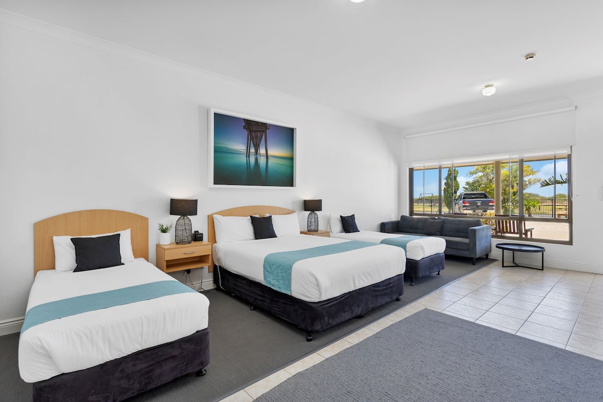 Familie suite, op benedenverdieping | 1 slaapkamer, luxe beddengoed, individueel gedecoreerd