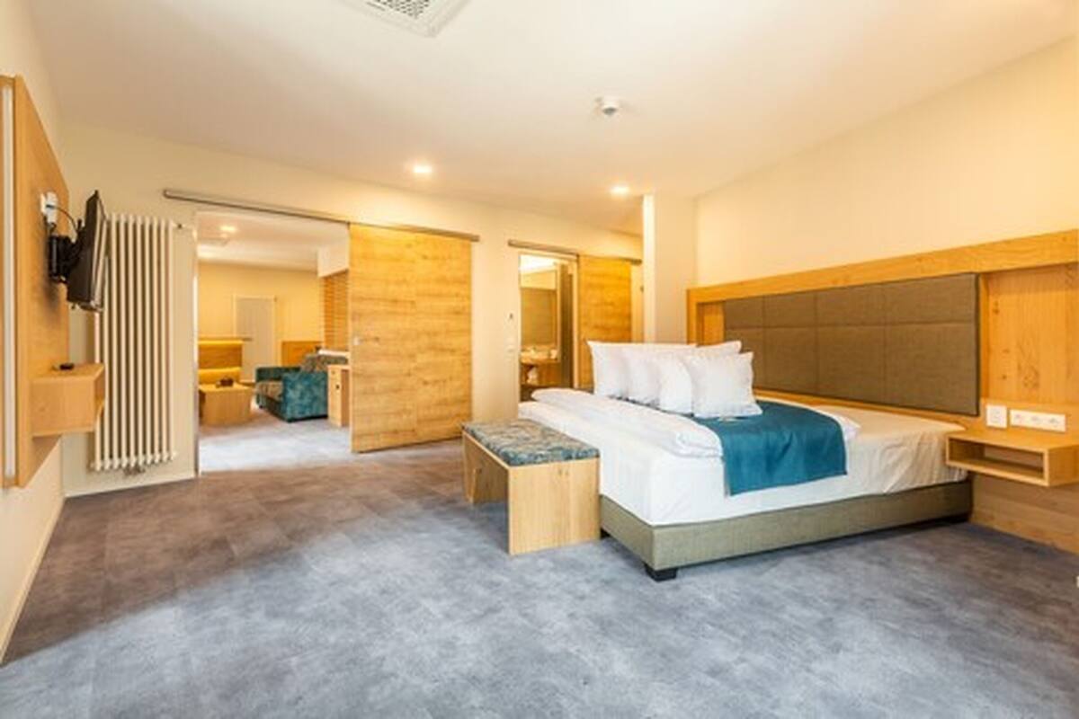Suite | Free minibar items, in-room safe, desk, blackout drapes