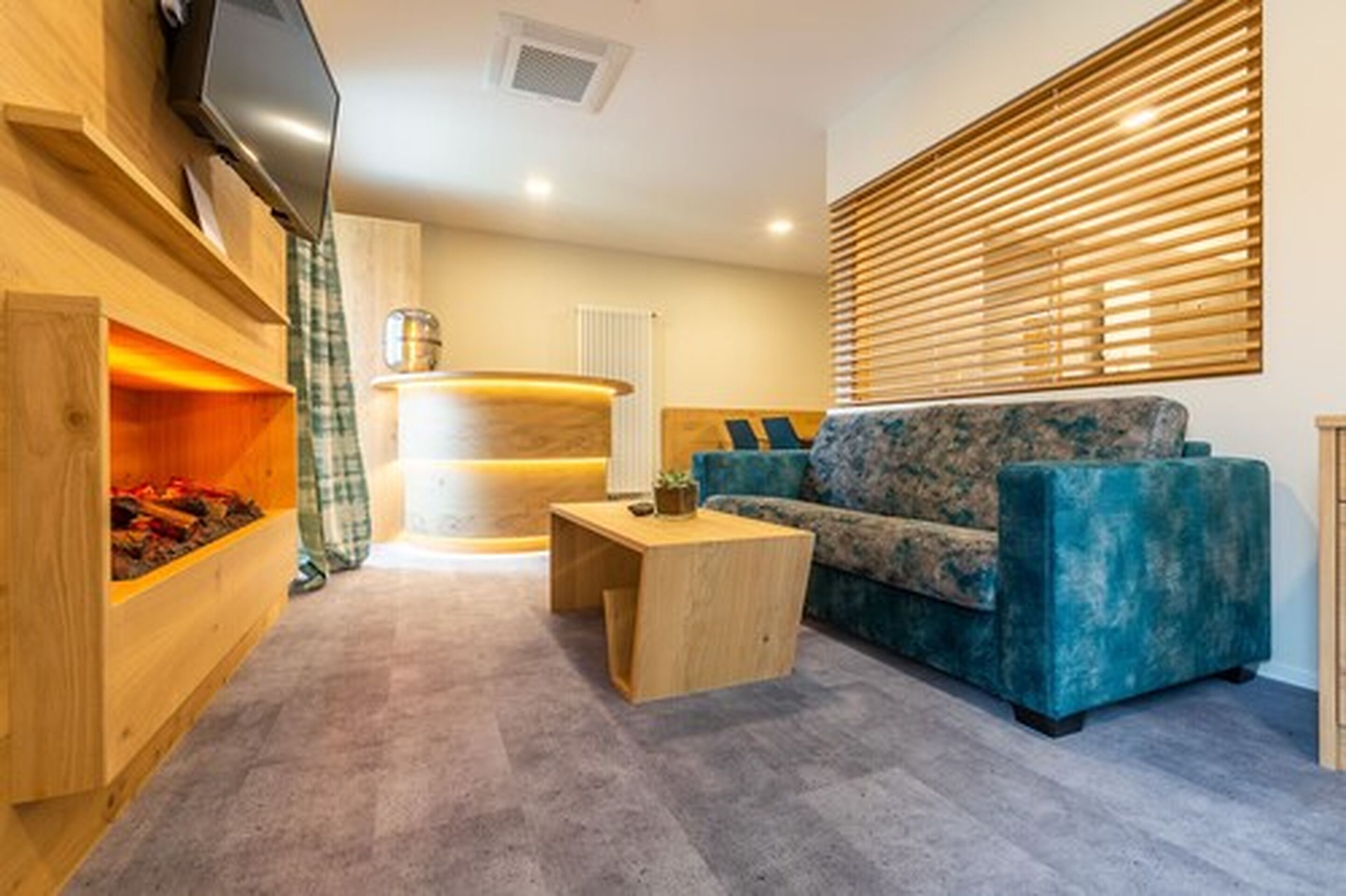 suite | living area | flat-screen tv