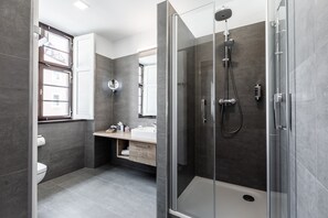 Douche, sèche-cheveux, chaussons, serviettes fournies
