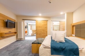 Suite | Free minibar items, in-room safe, desk, blackout drapes - Hotel Schwan & Post (Bad Neustadt an der Saale)