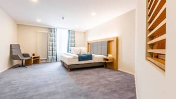 Artículos del minibar gratis y caja de seguridad en la habitación