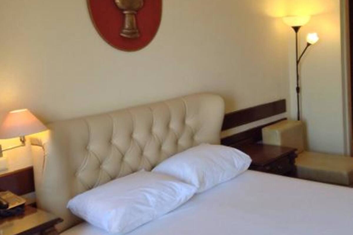 Double Room Single Use | Minibar, desk, laptop workspace, blackout drapes