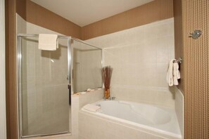 Standard-Stadtwohnung, 3 Schlafzimmer | Badezimmer | Kostenlose Toilettenartikel, Haartrockner, Handtücher