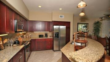 Standard Townhome, 3 Bedrooms | Private kitchen | Full-sized fridge, microwave, oven, stovetop