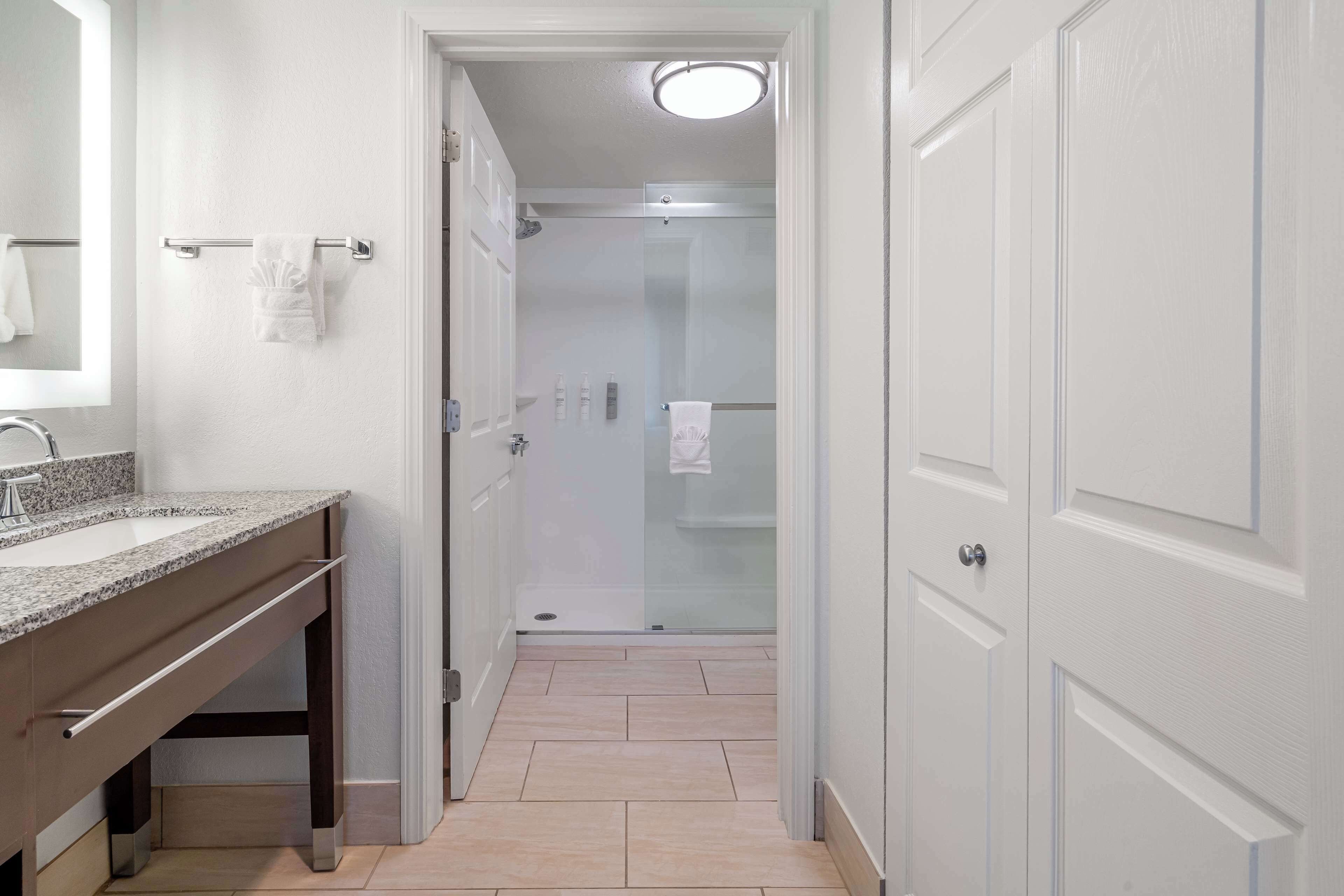 studio suite, 1 king bed, non smoking | bathroom | combined shower/bathtub, free toiletries, hair dryer, towels