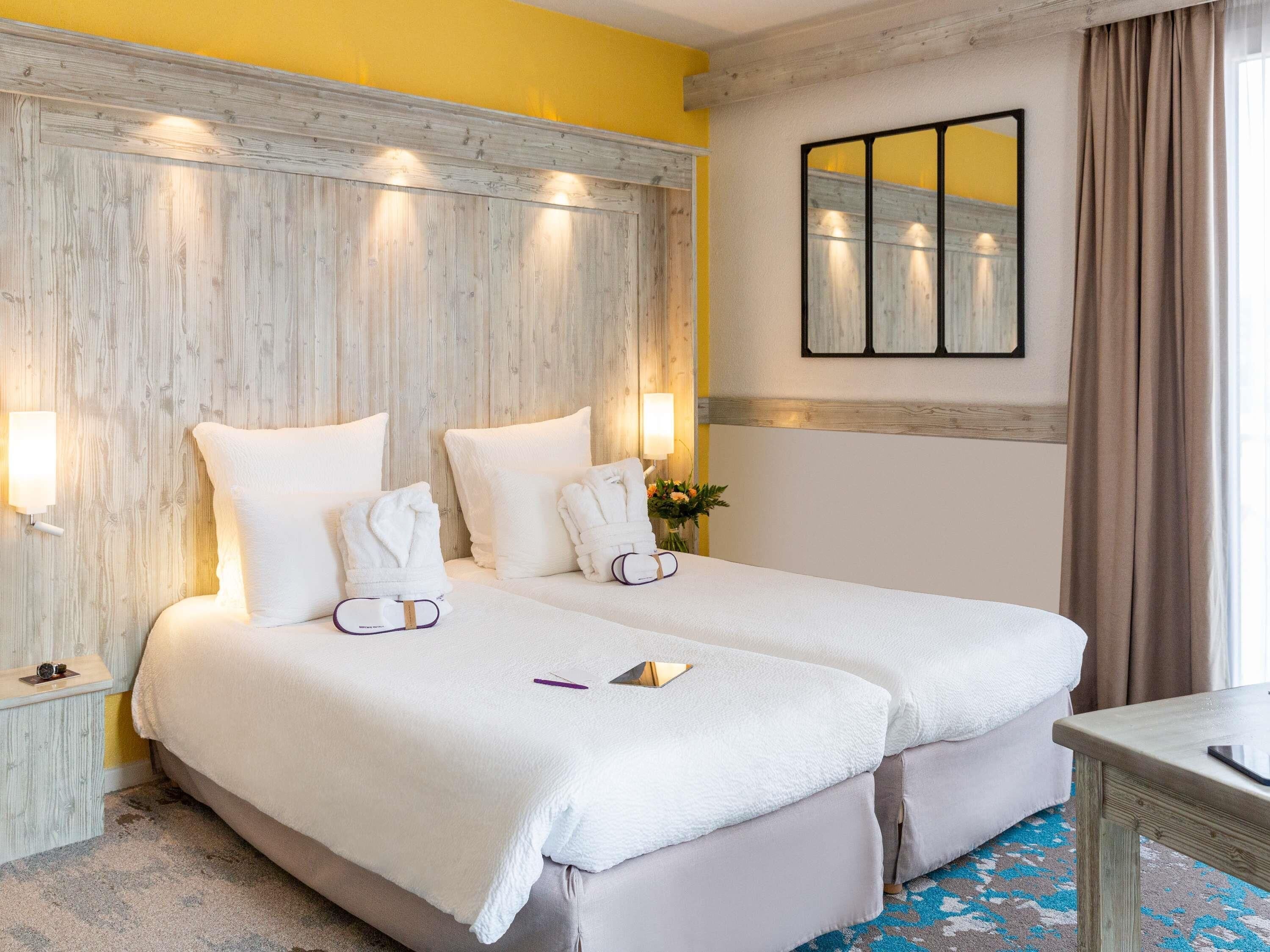 Bureau, espace de travail pour ordinateur portable, rideaux occultants