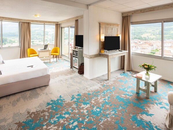 Suite, 1 Queen Bed | Desk, laptop workspace, blackout curtains, soundproofing