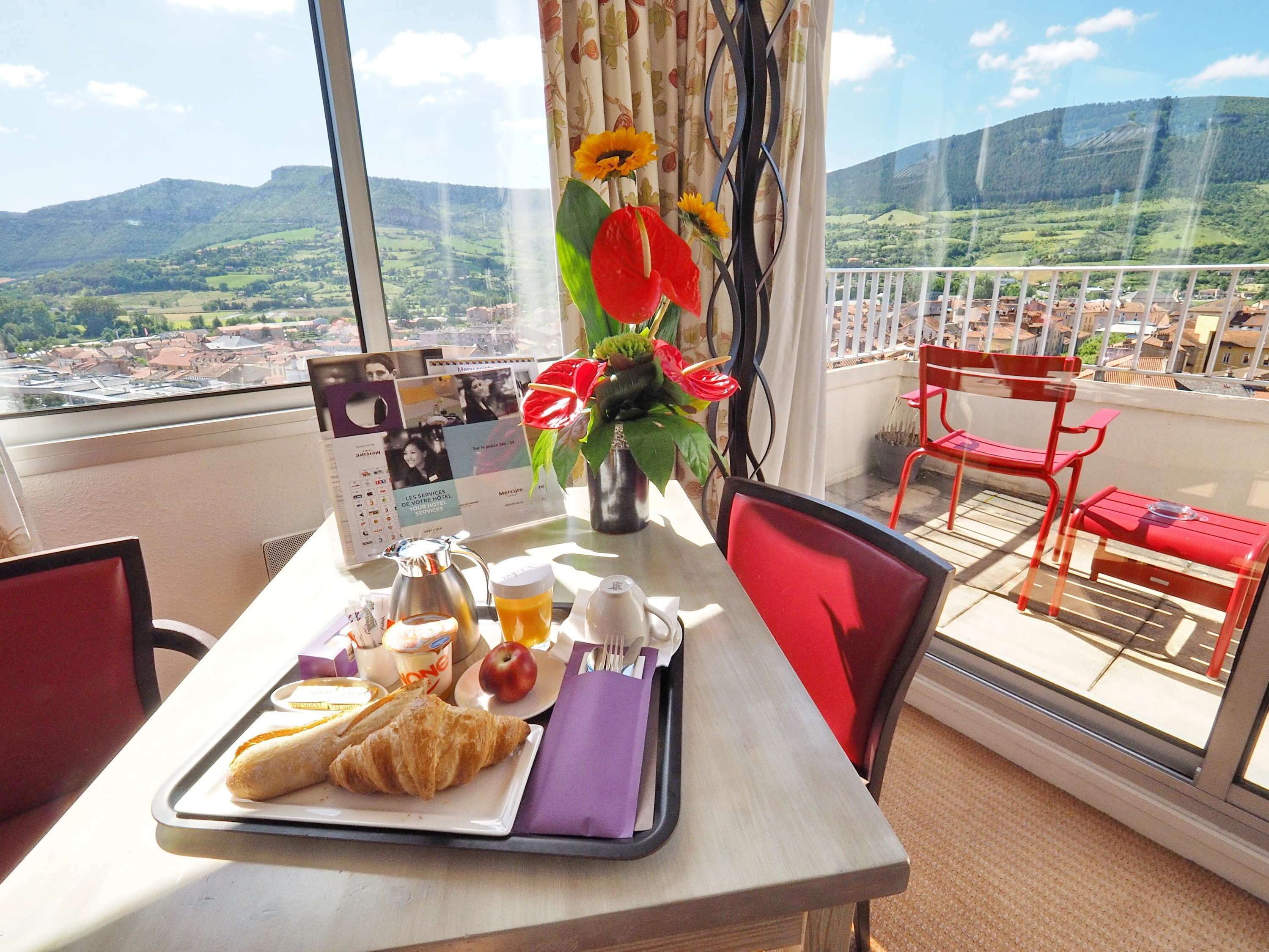 책상, 노트북 작업 공간, 암막 커튼, 방음 설비