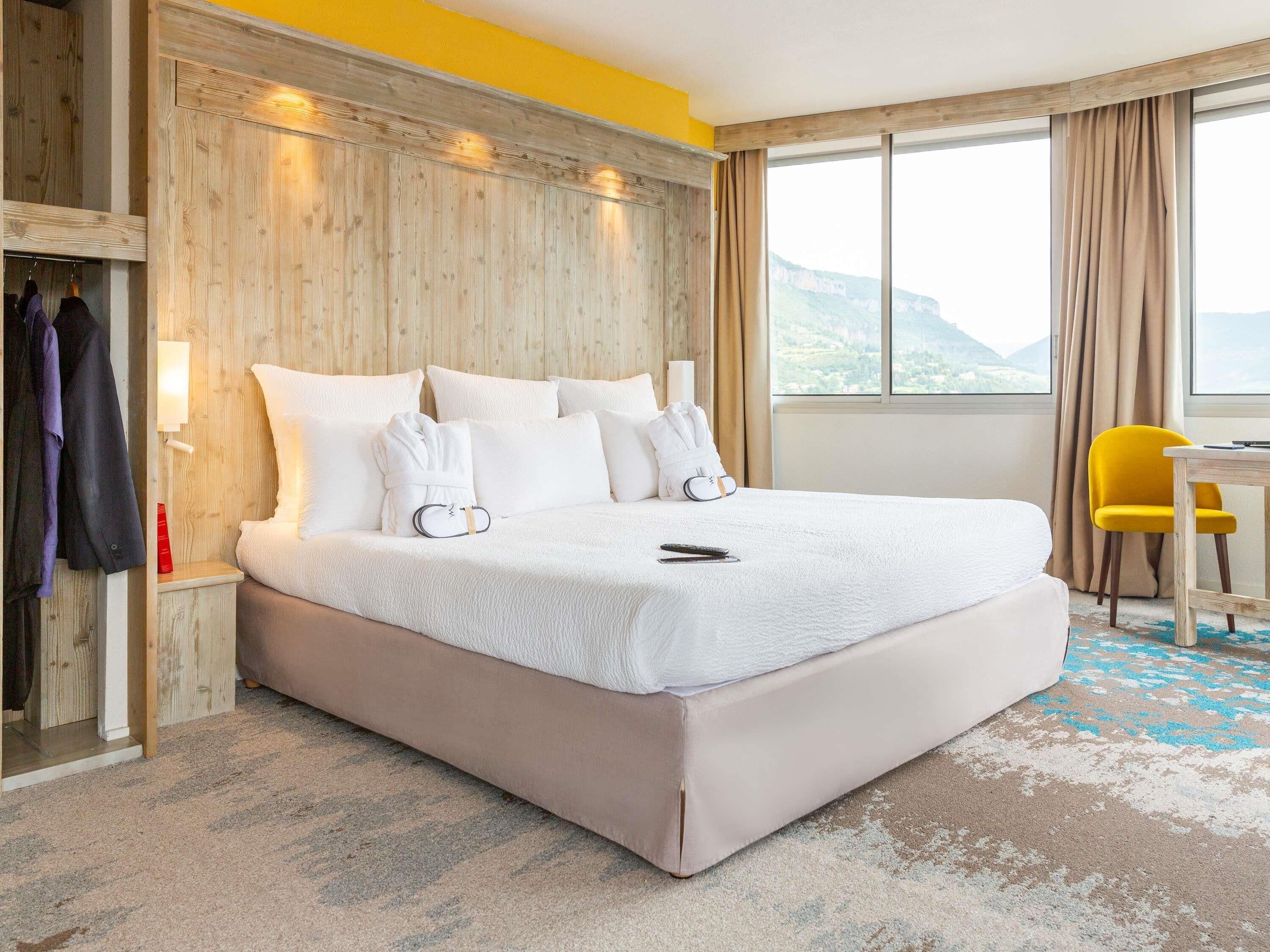 Suite, 1 cama Queen size | Escritorio, espacio para trabajar con laptop y cortinas blackout 