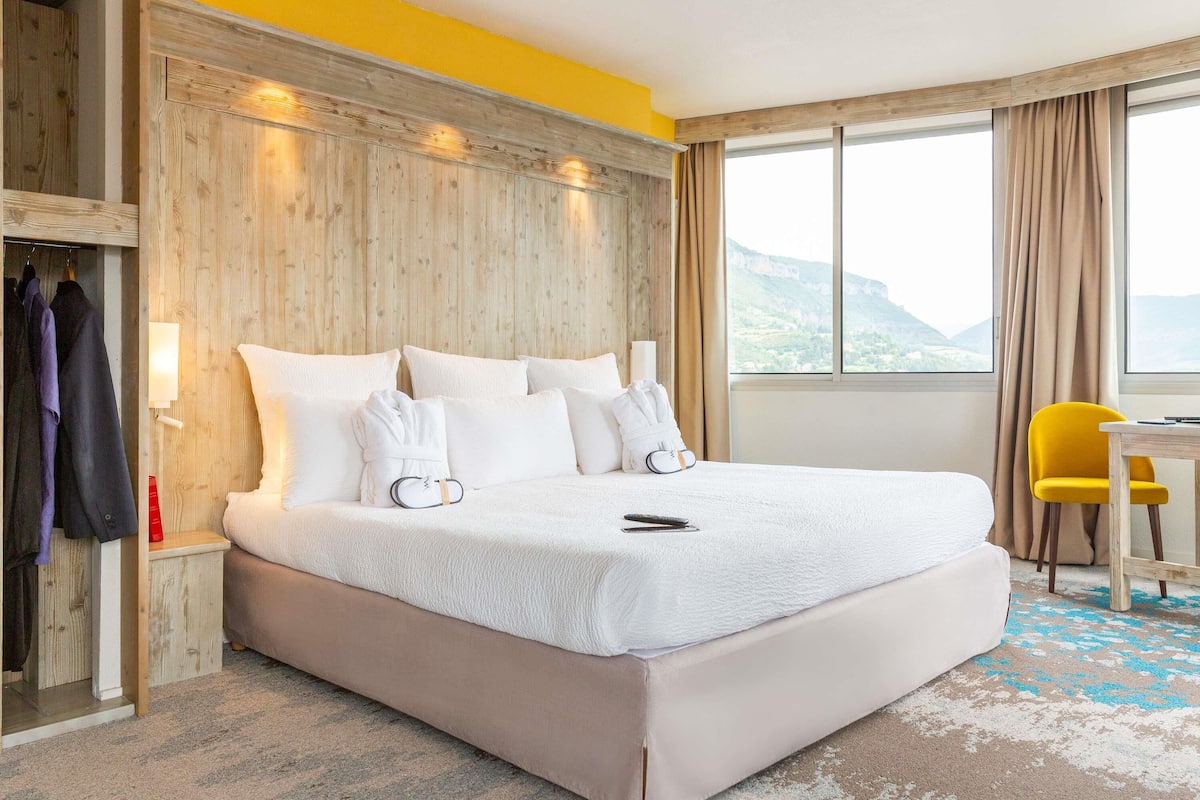 Suite, 1 cama Queen size | Escritorio, espacio para trabajar con laptop y cortinas blackout