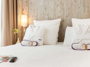 Desk, laptop workspace, blackout drapes, soundproofing - Mercure Millau (Millau)