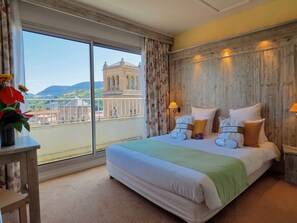 Bureau, espace de travail pour ordinateur portable, rideaux occultants