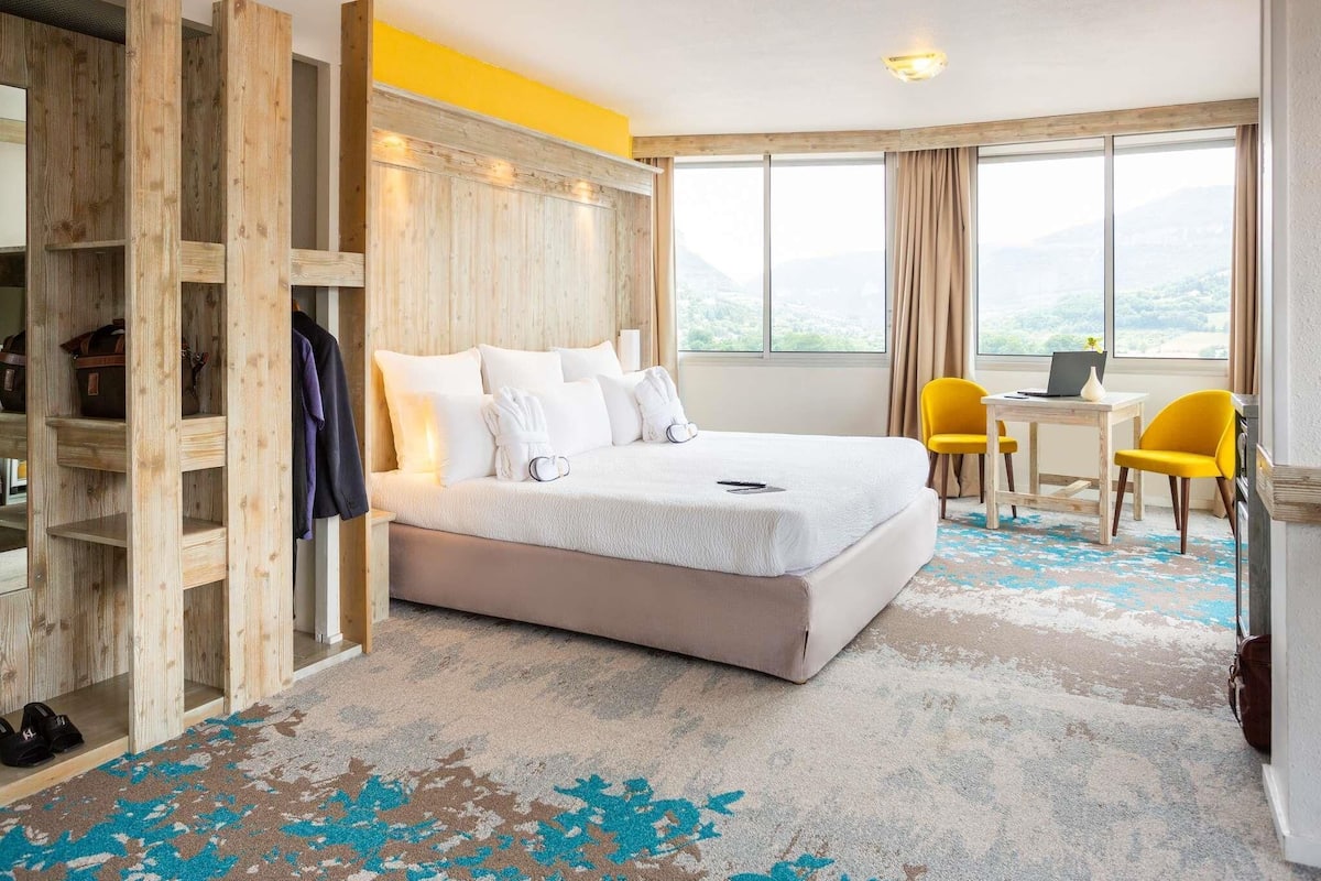 Suite, 1 Queen Bed | Desk, laptop workspace, blackout curtains, soundproofing