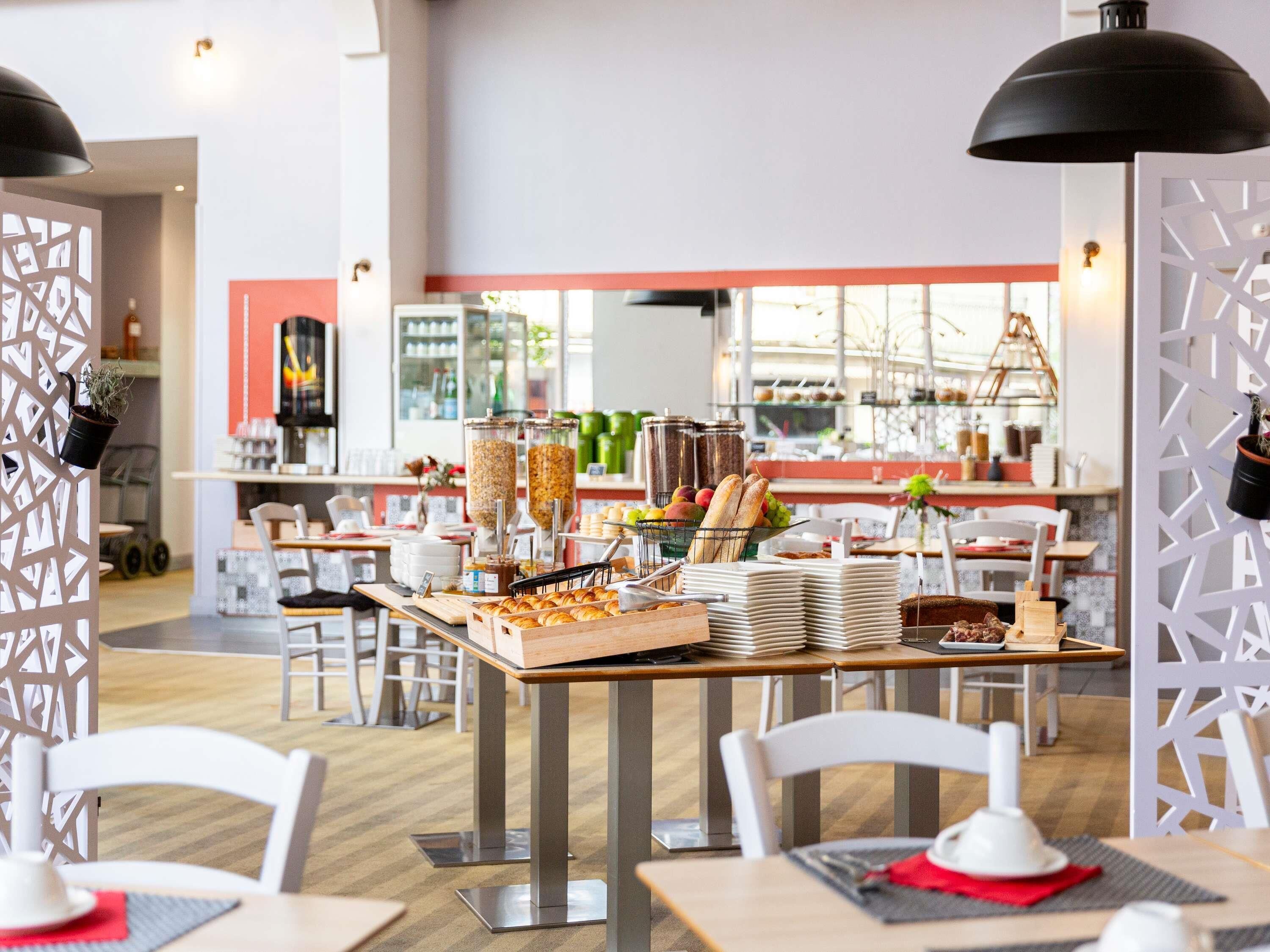 每日供应自助式早餐（每人 EUR 19）