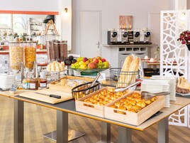 Se ofrece un desayuno bufé todos los días (19 EUR por persona)