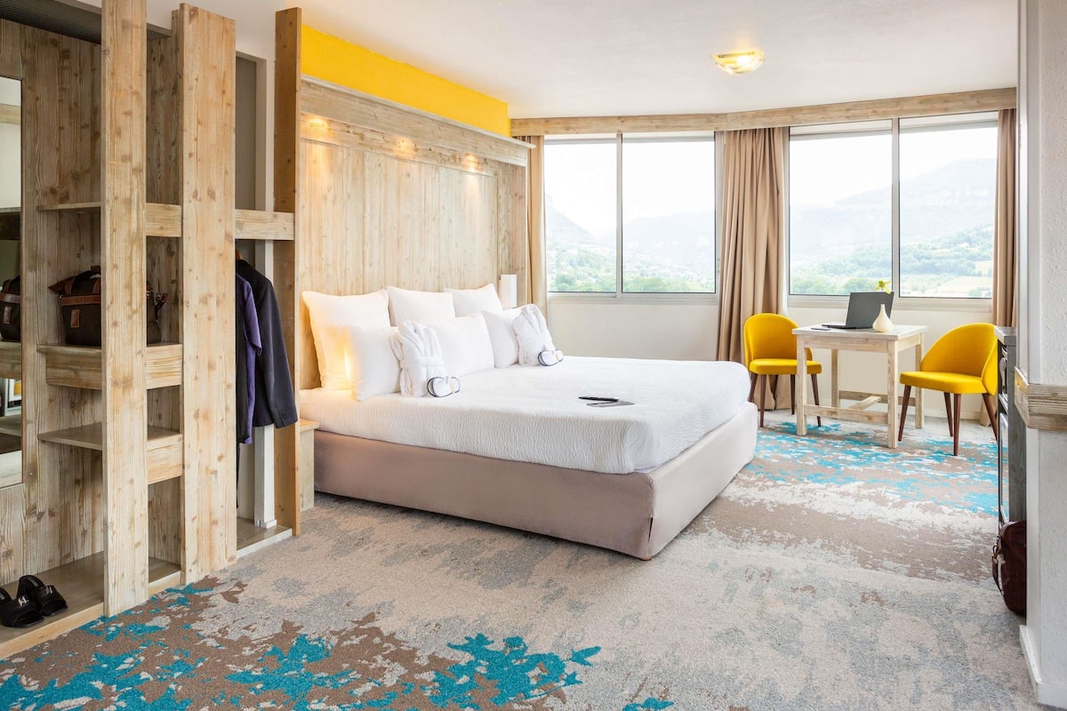 Suite, 1 cama Queen size | Escritorio, espacio para trabajar con laptop y cortinas blackout