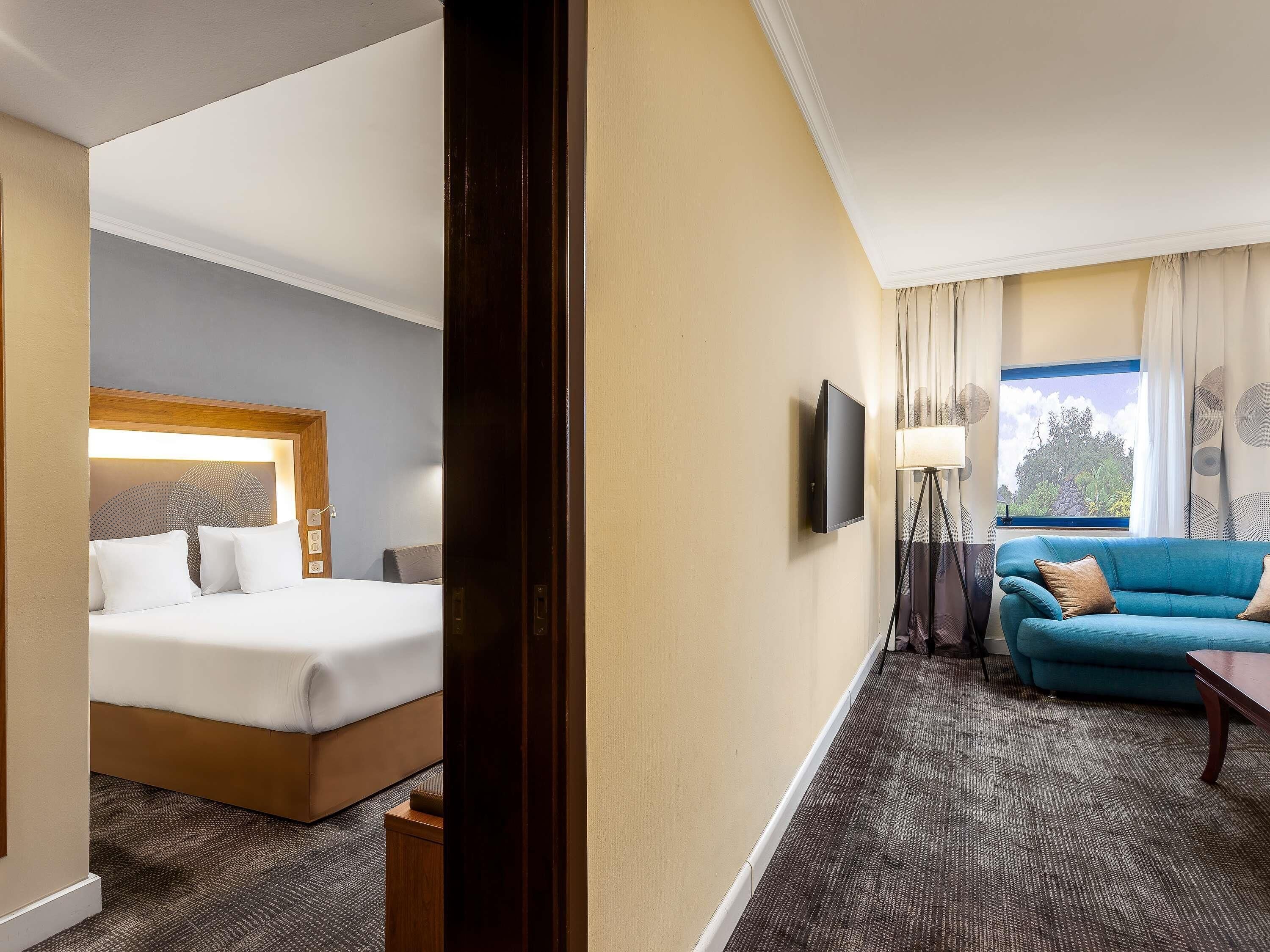 Executive Suite, 1 Double Bed, Connecting Rooms | Premium bedding, minibar, in-room safe, desk