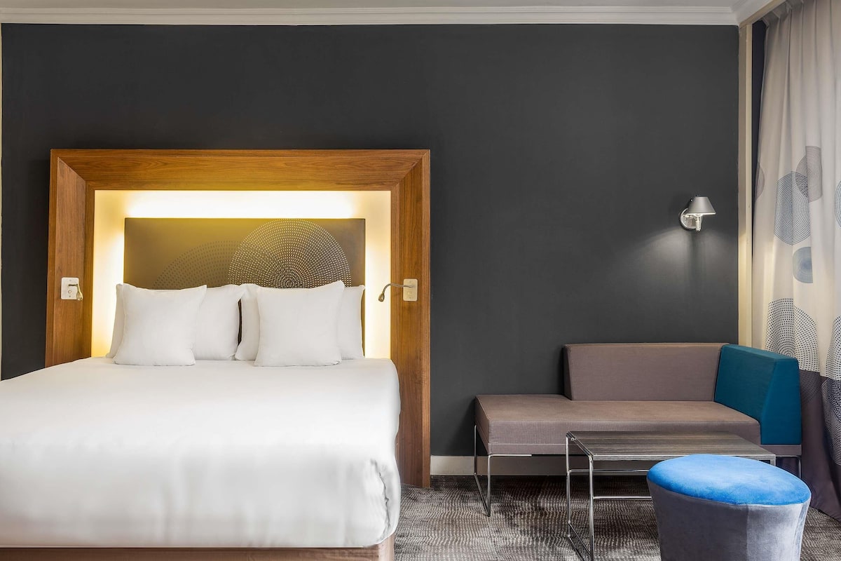 Premium bedding, minibar, in-room safe, desk