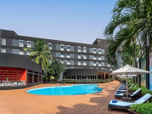 Outdoor pool, sun loungers - Novotel Port Harcourt (Port Harcourt)