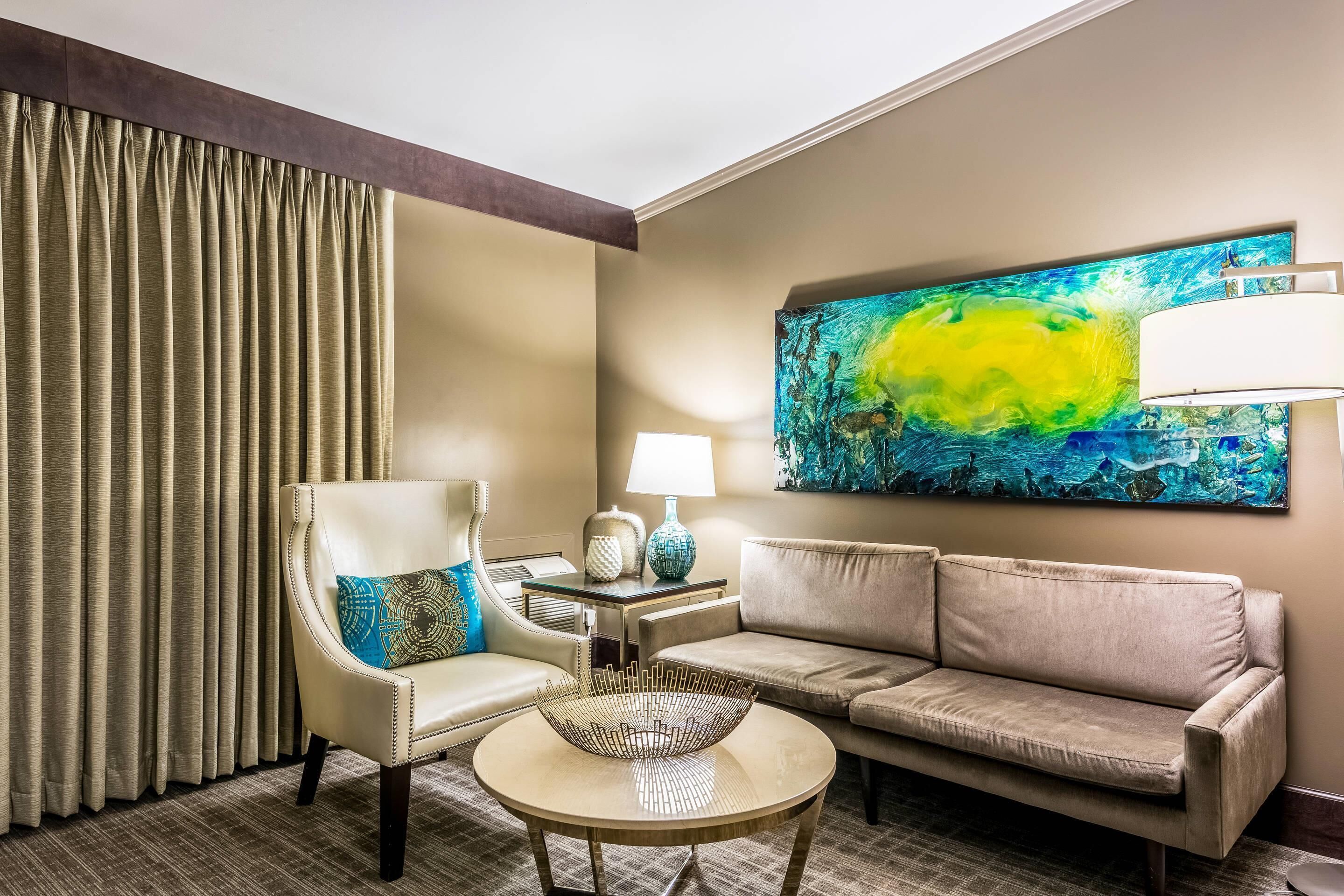 套房, 1 張特大雙人床, 無障礙, 非吸煙房 | 書桌、遮光窗簾/窗簾、熨斗/熨衫板、免費嬰兒床