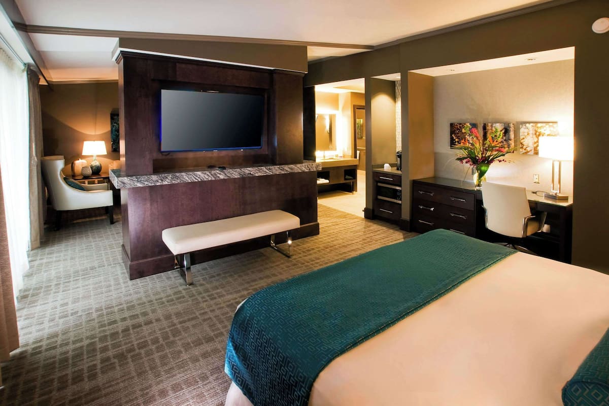 Suite, 1 King Bed, Accessible, Non Smoking