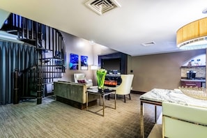 Skrivebord, blendingsgardiner og strykejern/-brett