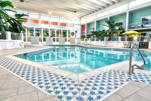 حمّام سباحة خارجي، مظلات على حمّام السباحة، مقاعد للتشمس