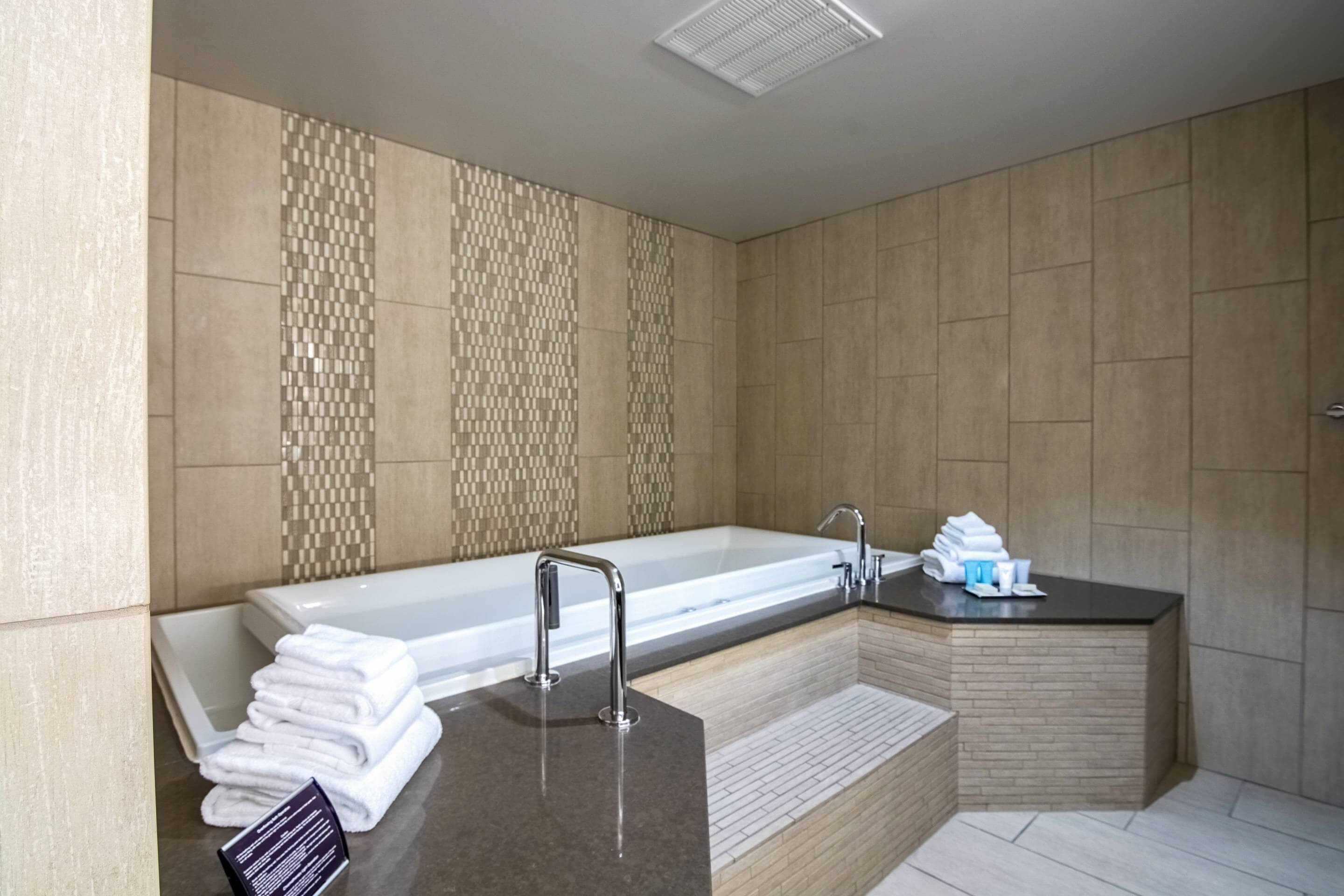 办公桌、遮光窗帘、熨斗/熨衣板、免费婴儿床