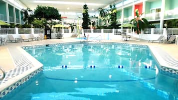 Udendørs pool, parasoller, liggestole