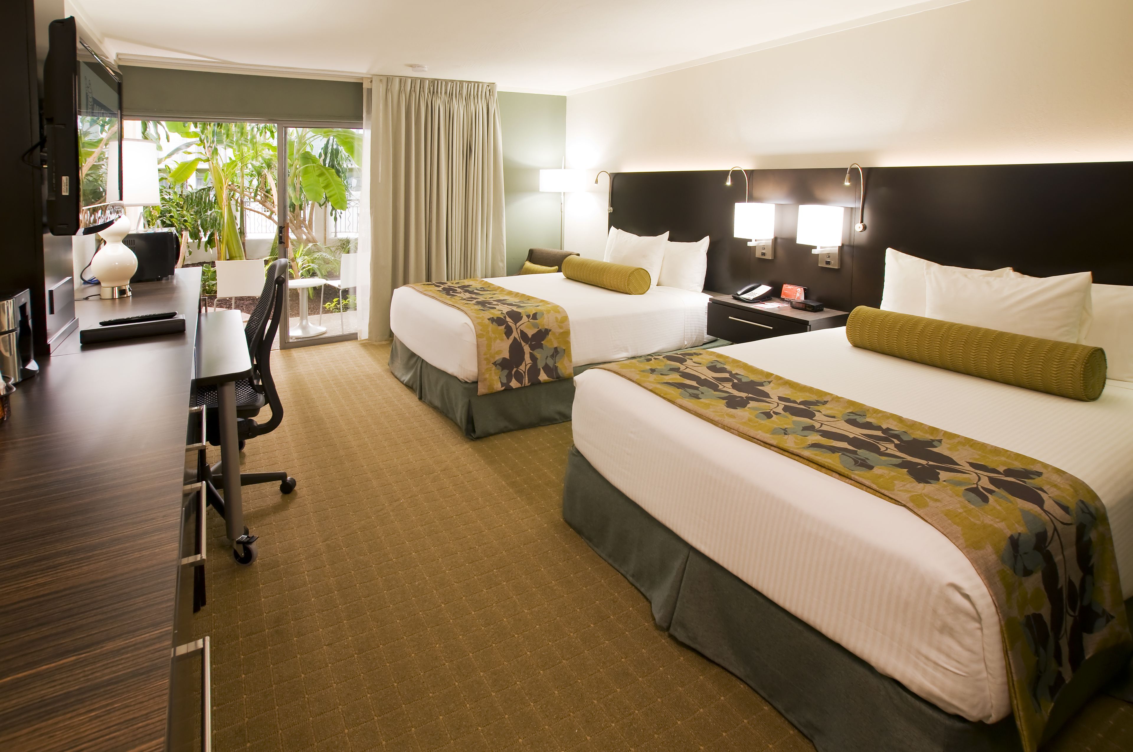 ルーム クイーンベッド 2 台 禁煙 プールサイド | デスク、遮光カーテン、アイロン / アイロン台 、ベビーベッド (無料)