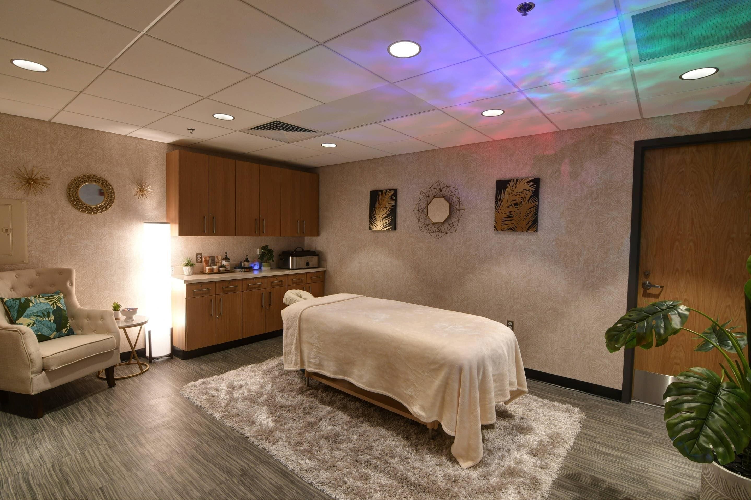 室外泳池；泳池傘、躺椅