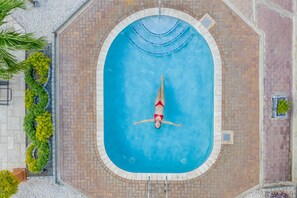 Piscine extérieure, parasols, chaises longues
