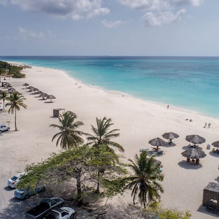 En la playa, playa de arena blanca y camas de playa gratuitas